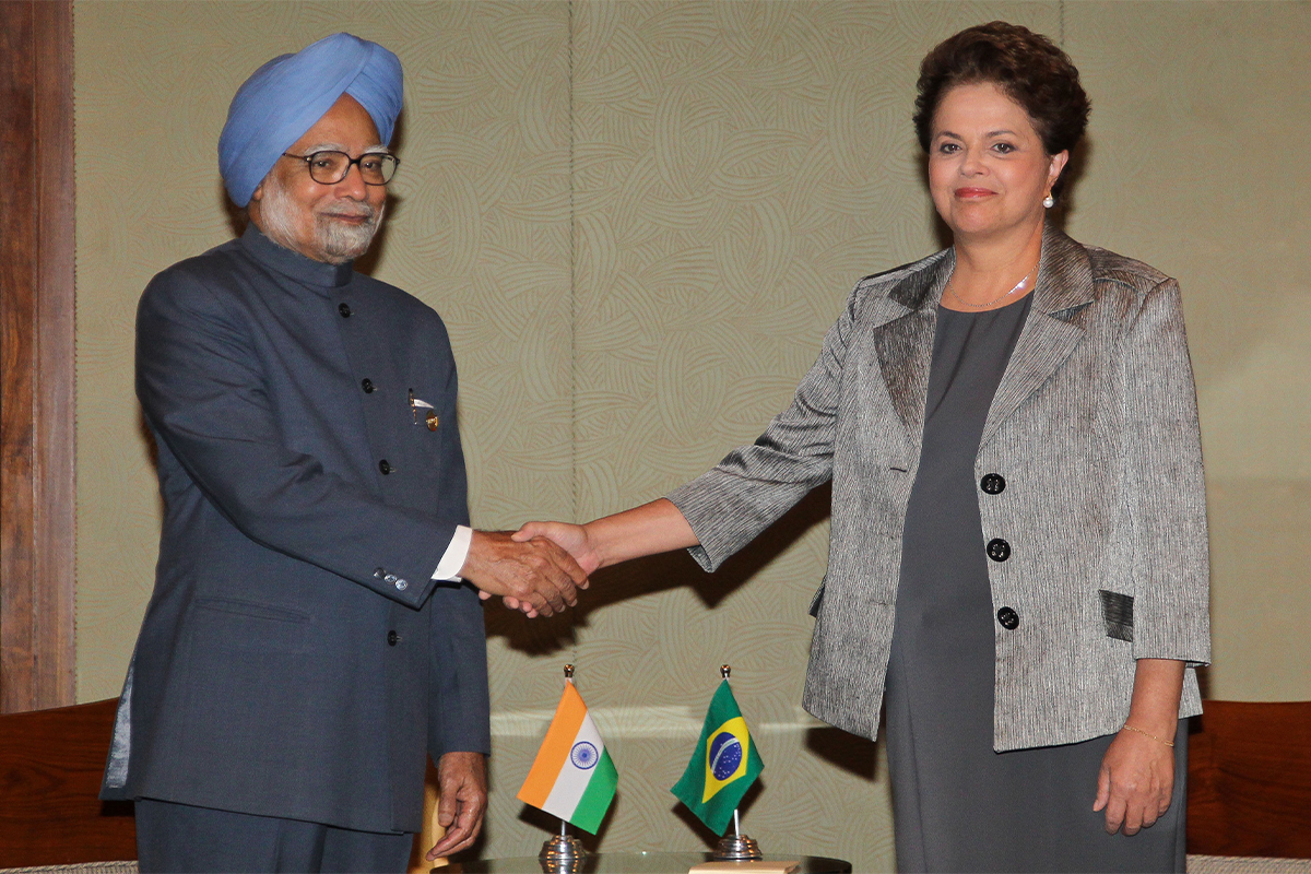 Photograph of former Indian prime minister Manmohan Singh, wearing a Nehru jacket, with Brazilian president Dilma Rousseff