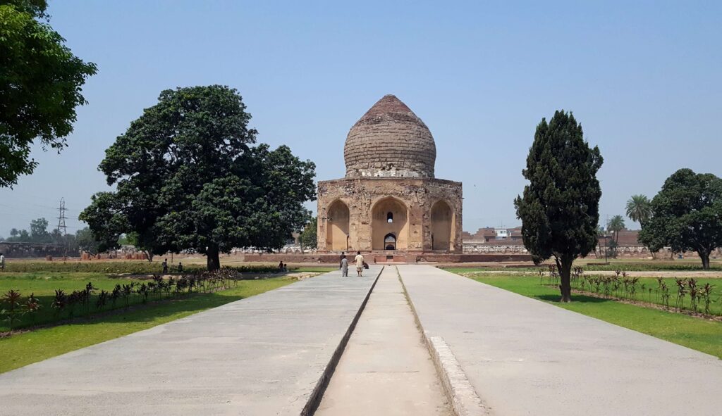 Front view of the octagonal tomb of Asif Khan. Courtesy Wikimedia Commons